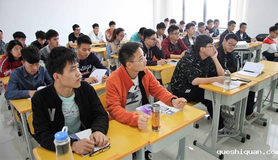 图片包含 人员, 餐桌, 室内, 场景已生成极高可信度的说明